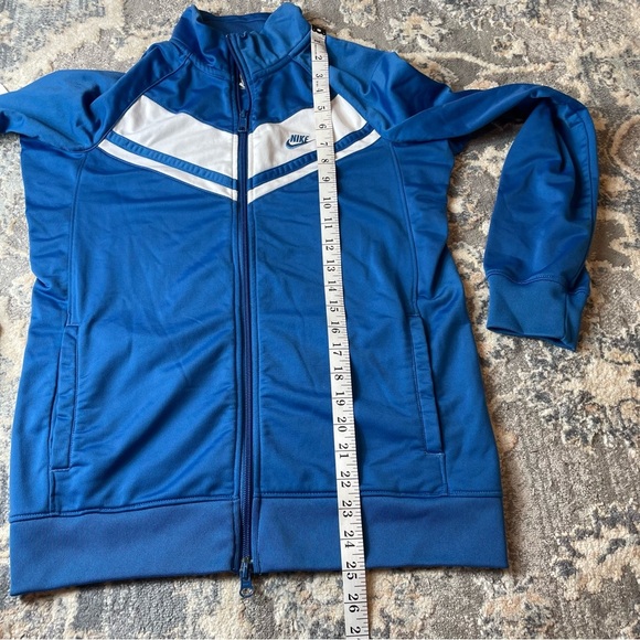 Nike Blue and White Windbreaker with Chevron Design - Picture 2 of 4